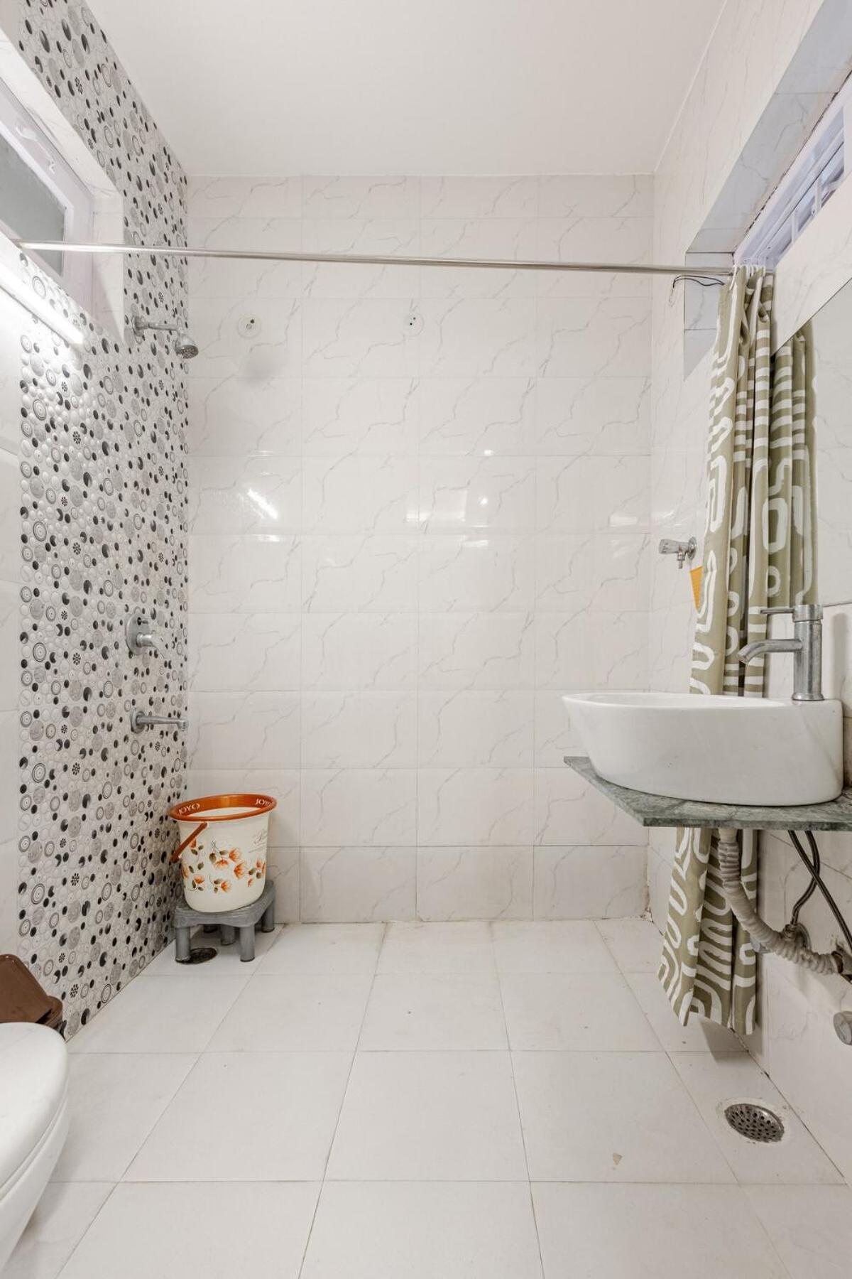 1rk In Ganga Apts, Vasant Kunj * New Delhi